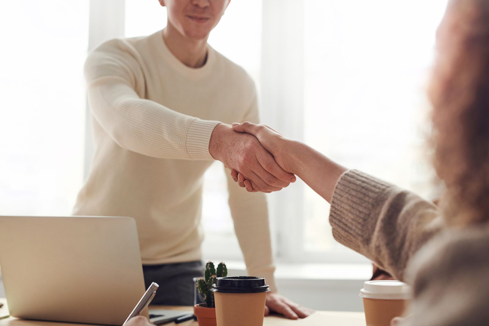 A Halden specialist meeting a customer across a desk